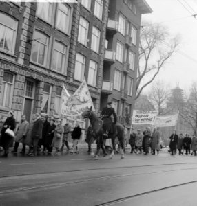 Anti-A-bommars in Amsterdam, onder geleide van bereden politie, Bestanddeelnr 913-3563