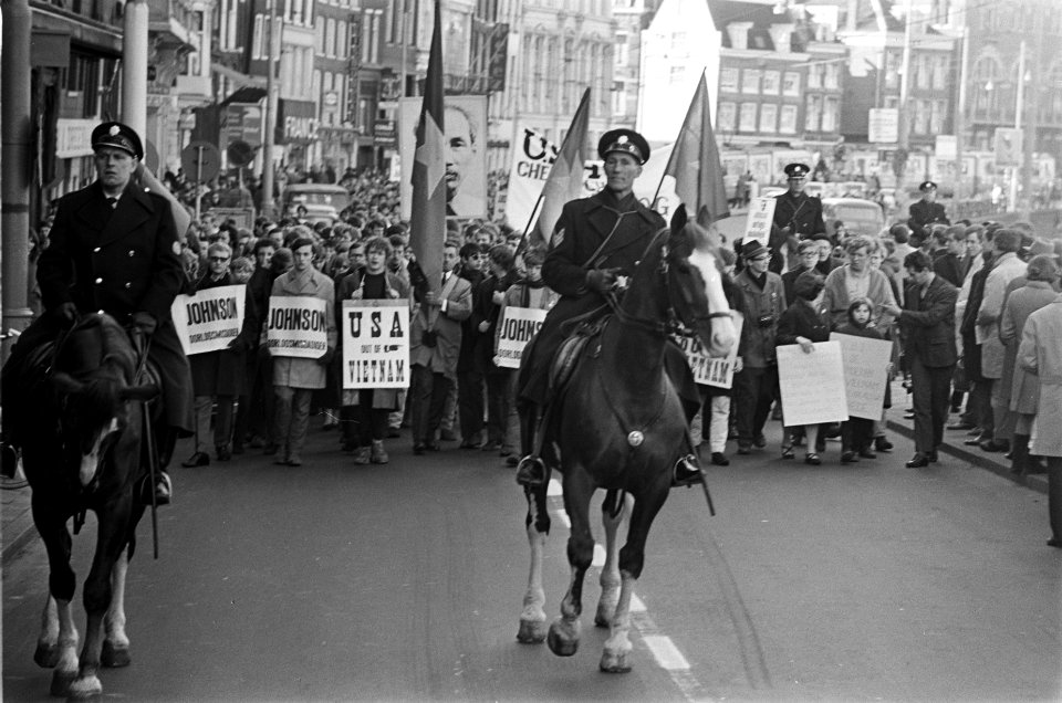 Anti-Amerikaanse demonstratie in Amsterdam, waarbij schrijver Jan Wolkers aanwez, Bestanddeelnr 921-1710