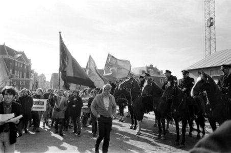 Anti-Amerikaanse demonstratie in Amsterdam. Het spandoek Johnson Oorlogsmisdadi, Bestanddeelnr 921-1707