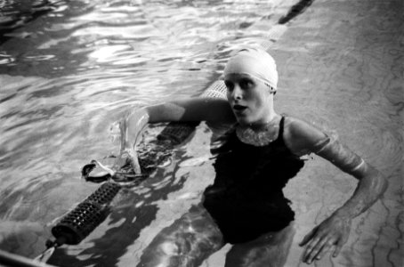 Annemarie Verstappen na de wedstrijd in het water, Bestanddeelnr 932-0236