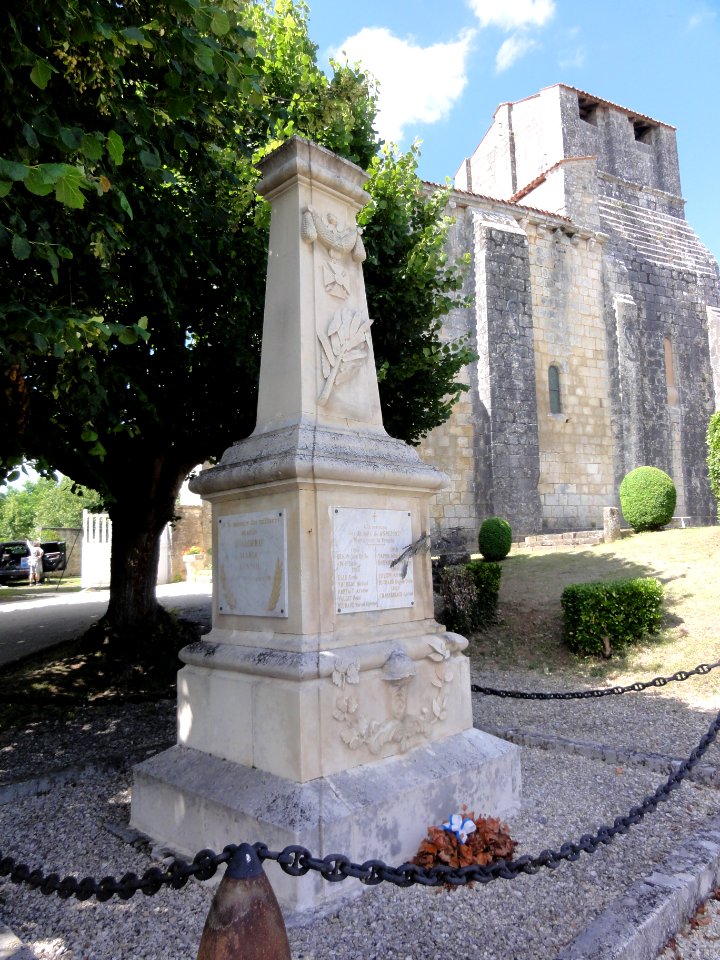 Annepont (Charente-Maritime) monument aux morts devant Église Saint-André PA00104592