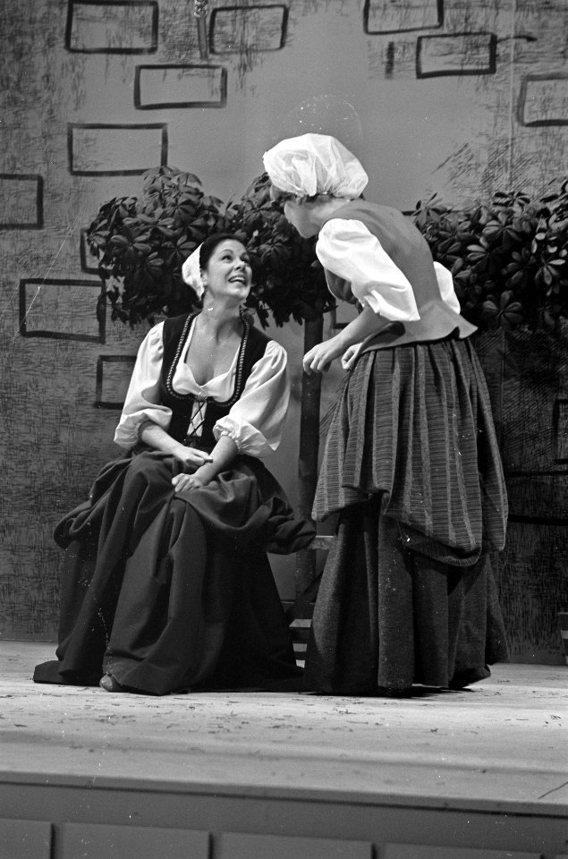 Ann Hasekamp (links) en Petra Laseur als lichte vrouwen, Bestanddeelnr 921-6570