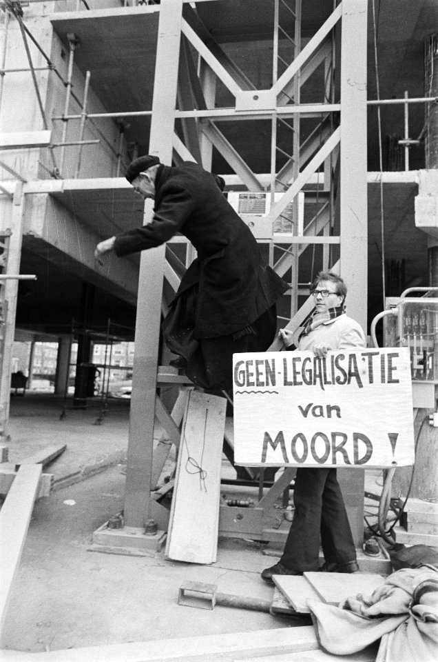 Anti-abortusactivist pater Koopman in 40 meter hoge kraan in Amsterdam West pa, Bestanddeelnr 930-0042