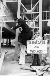 Anti-abortusactivist pater Koopman in 40 meter hoge kraan in Amsterdam West pa, Bestanddeelnr 930-0042