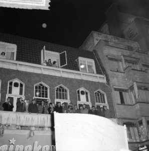 Anti-atoommars naar Russische ambassade, toespraak vanaf balkon van de kring., Bestanddeelnr 913-0990