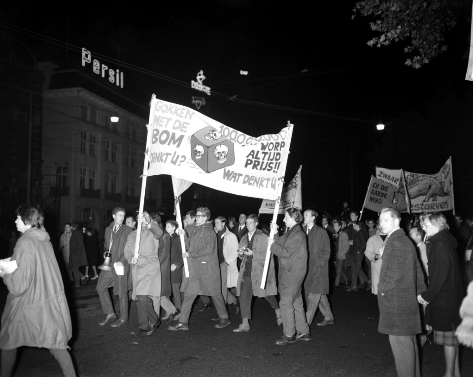 Anti-Atoommmars naar Russische Ambassade. De mars naar de ambassade, Bestanddeelnr 913-0980