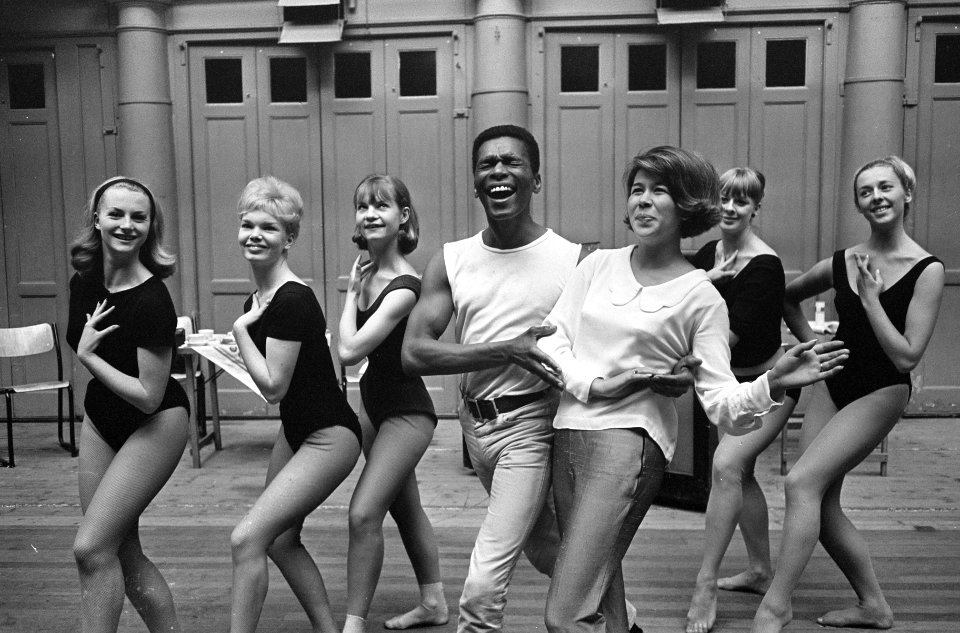 Anneke Gronloh in Snip en Snap Revue , hier met Donald Jones en London Starlets, Bestanddeelnr 917-8774