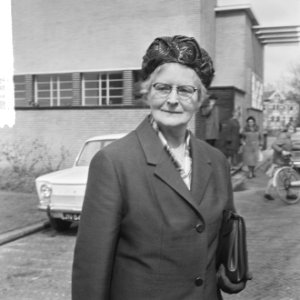 Anneke Beekman getrouwd op stadhuis te Hilversum met Marcel A. Fournier , mevrou, Bestanddeelnr 917-6677