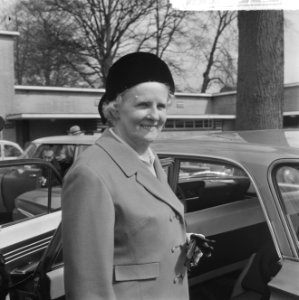 Anneke Beekman getrouwd op stadhuis te Hilversum met Marcel A. Fournier , mevrou, Bestanddeelnr 917-6676