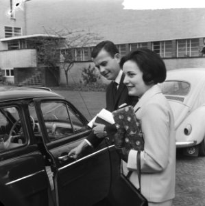 Anneke Beekman getrouwd op stadhuis te Hilversum met Marcel A. Fournier, Bestanddeelnr 917-6668