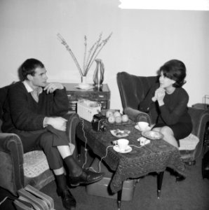 Anneke Grönloh met verloofde Wim-Jaap van der Laan, Bestanddeelnr 916-0008