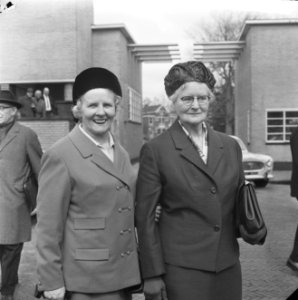 Anneke Beekman getrouwd op stadhuis te Hilversum met Marcel A. Fournier , de bei, Bestanddeelnr 917-6670