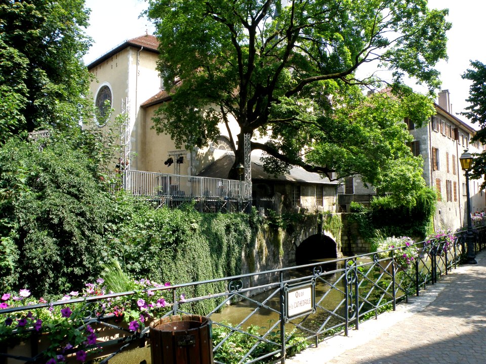 Annecy Quai de la Cathédrale