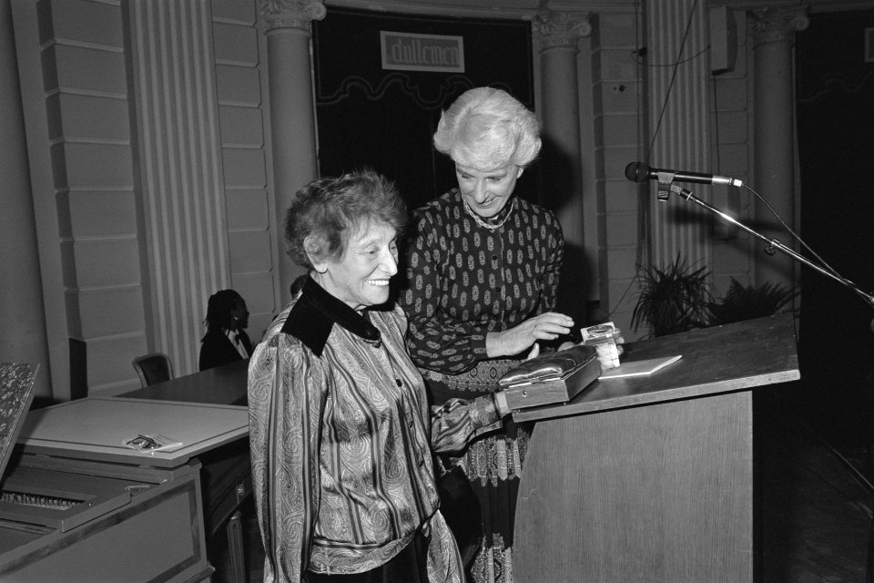 Anna Bynprijs voor Josepha Mendels Josepha Mendels neemt prijs in ontvangst, Bestanddeelnr 933-8086