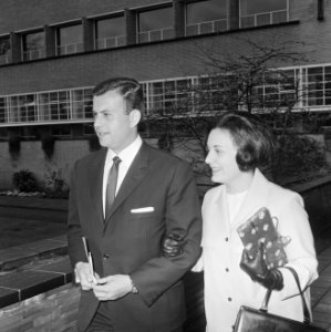 Anneke Beekman getrouwd op stadhuis te Hilversum met Marcel A. Fournier , Anneke, Bestanddeelnr 917-6671