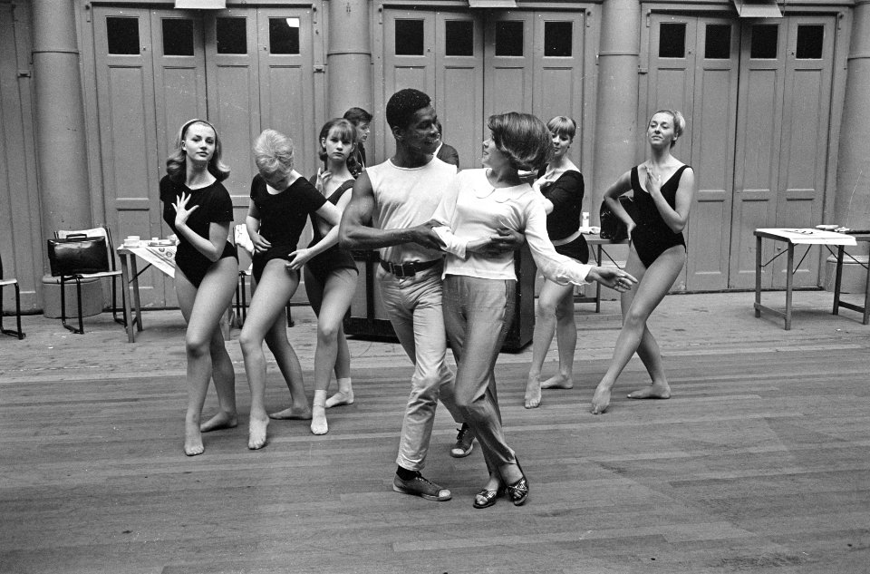 Anneke Gronloh in Snip en Snap Revue , hier met Donald Jones en London Starlets, Bestanddeelnr 917-8775