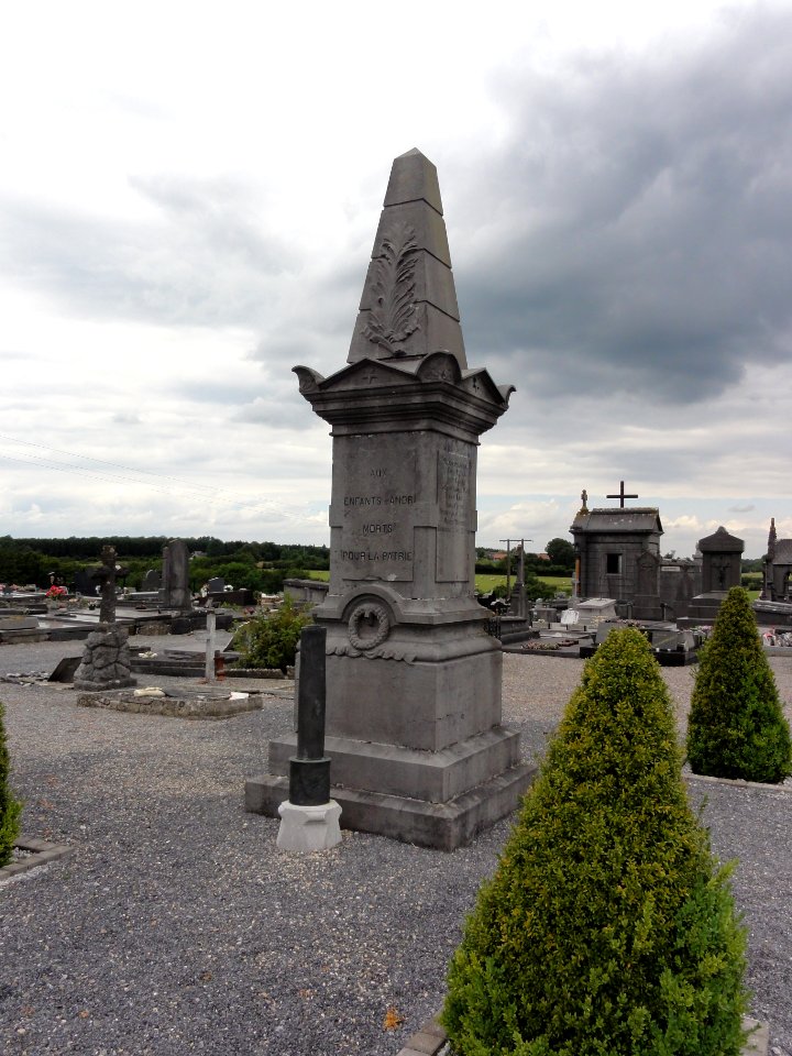 Anor (Nord, Fr) monument aux morts au cimetière