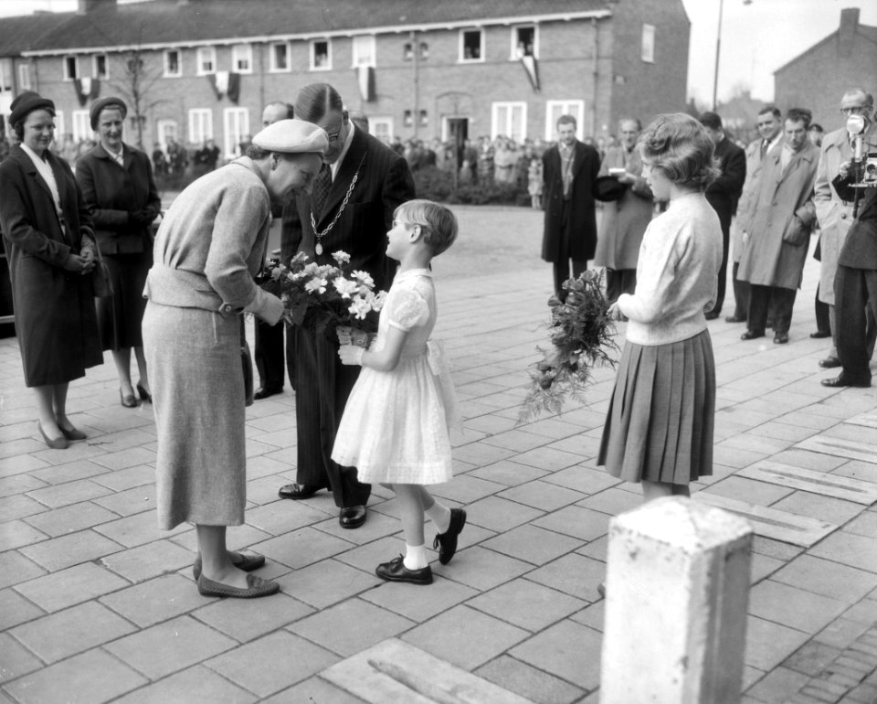 Annemieke Arnouds, 7 jaar, biedt bloemen aan koningin Juliana aan, Bestanddeelnr 909-4507