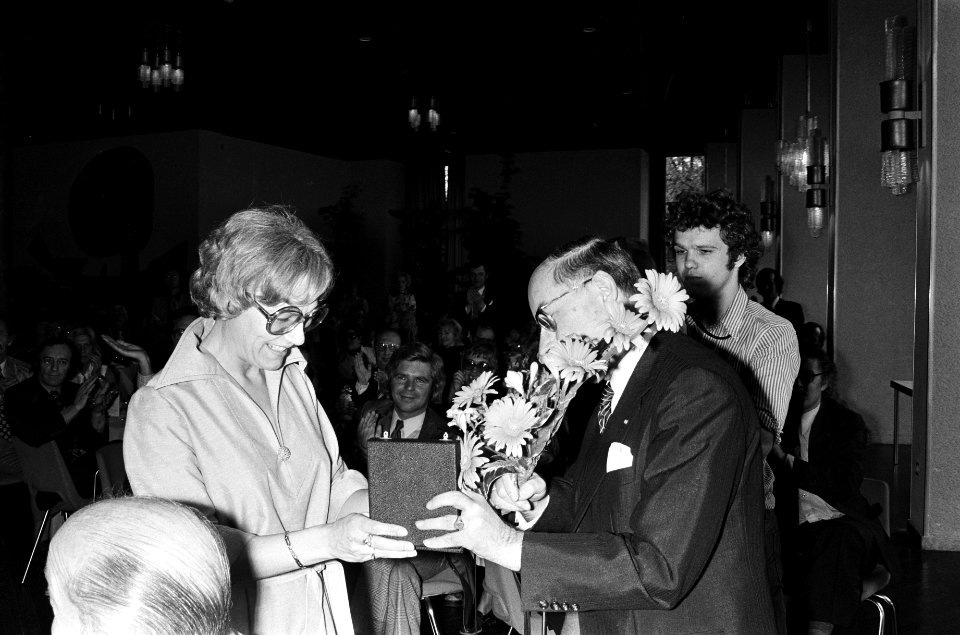 Annet Nieuwenhuyzen neemt de prijs in ontvangst, Bestanddeelnr 927-9292