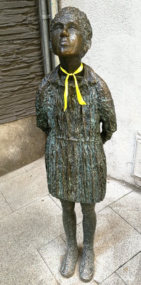 Anna Manella Sense Luna with yellow ribbon 02