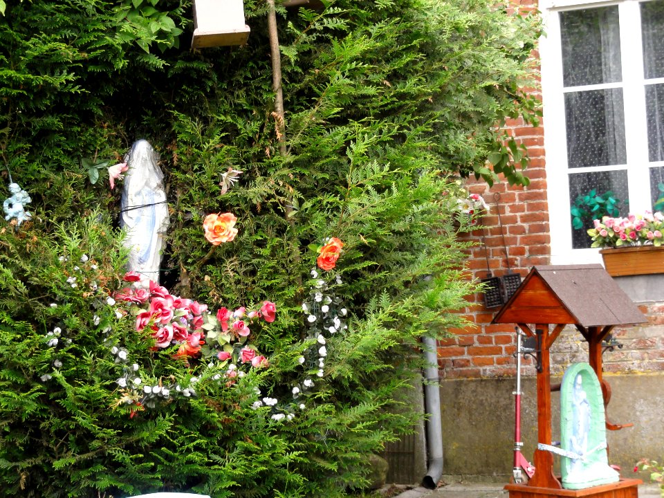 Anor (Nord, Fr) chapelles dans jardin à Neuve-Forge