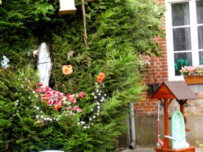 Anor (Nord, Fr) chapelles dans jardin à Neuve-Forge