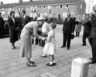 Annemieke Arnouds, 7 jaar, biedt bloemen aan koningin Juliana aan, Bestanddeelnr 909-4508