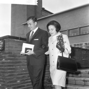 Anneke Beekman getrouwd op stadhuis te Hilversum met Marcel A. Fournier , Anneke, Bestanddeelnr 917-6672