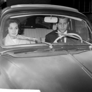 Anneke Beekman getrouwd op stadhuis te Hilversum met Marcel A. Fournier , het br, Bestanddeelnr 917-6675