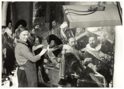 Anne van Grevenstein bezig met de restauratie van de Schuttersstukken van Frans Hals. NL-HlmNHA 54020664