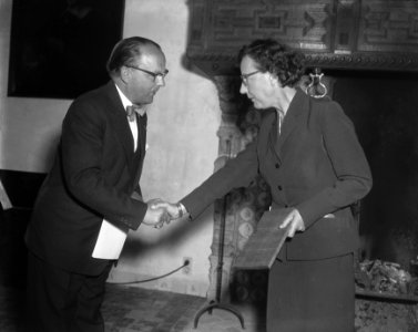 Anna Blaman krijgt PC Hooftprijs 1957, die wordt uitgereikt op het Muiderslot, Bestanddeelnr 908-6357