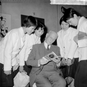 Anne Frankreis voor vier Japanse meisjes, de heer Otto Frank met een der Japan, Bestanddeelnr 917-5680