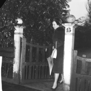 Anneke Beekman in Nederland Tante van Anneke Beekman verlaat het huis van de pl, Bestanddeelnr 913-2361