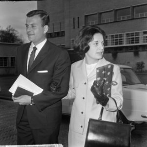 Anneke Beekman getrouwd op stadhuis te Hilversum met Marcel A. Fournier , het br, Bestanddeelnr 917-6674