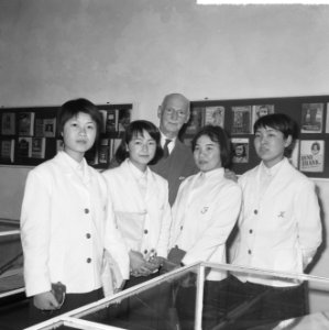 Anne Frankreis voor vier Japanse meisjes, de heer Otto Frank met een der Japan, Bestanddeelnr 917-5682
