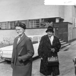 Anneke Beekman getrouwd op stadhuis te Hilversum met Marcel A. Fournier , de dam, Bestanddeelnr 917-6673