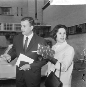 Anneke Beekman getrouwd op stadhuis te Hilversum met Marcel A. Fournier , Anneke, Bestanddeelnr 917-6669
