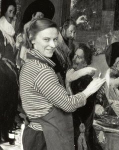 Anne van Grevenstein bezig met de restauratie van de Schuttersstukken van Frans Hals. NL-HlmNHA 54020664 (cropped)