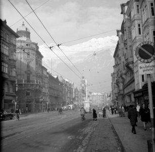Annasäule in de Maria-Theresien-Straße met op de achtergrond de Nordkette, Bestanddeelnr 254-4317