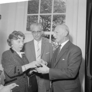 Anne Frank Huis geopend Miep en haar echtgenoot en Annes vader, Bestanddeelnr 912-4315
