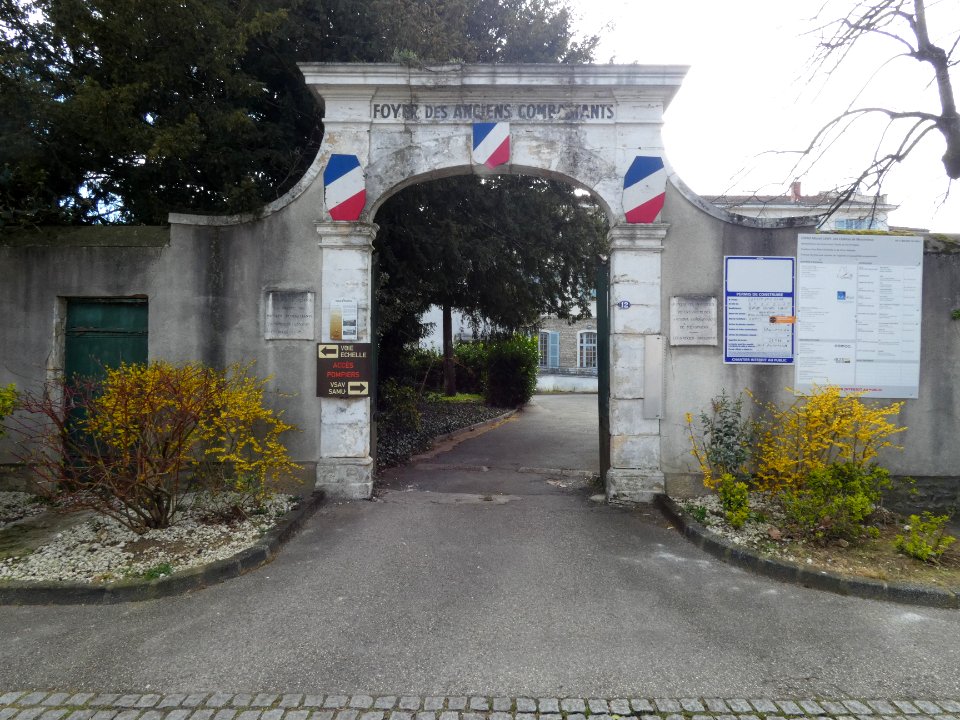 Anse - Place des Frères Fournet - Entrée du foyer des anciens combattants