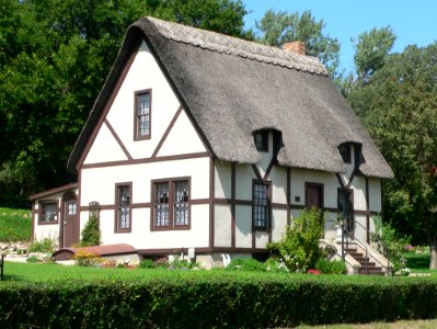 Anne Hathaway Cottage, Wessington Springs, from SE 1