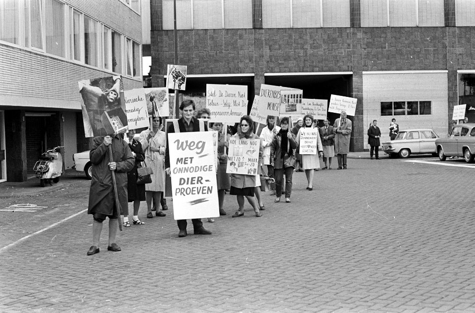 Anti-Vivisectie Demonstratie in Amsterdam. Demonstranten met borden en fotos, Bestanddeelnr 920-7307