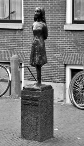 Anne Frank beeldje Westermarkt Amsterdam