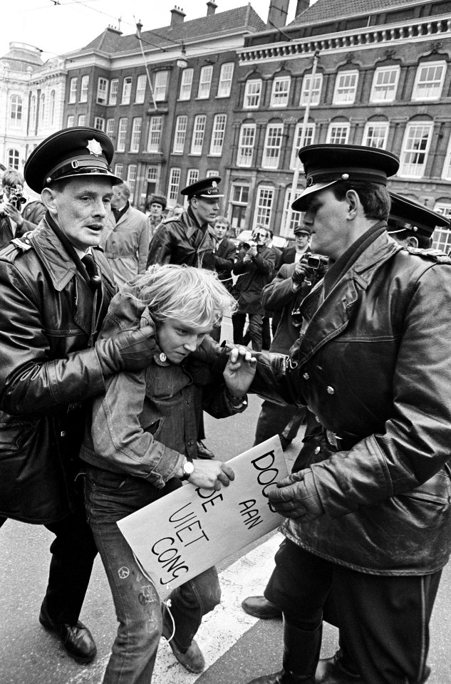 Anti-Vietnam demonstratie in Den Haag, een provo wordt gearresteerd, Bestanddeelnr 920-2457