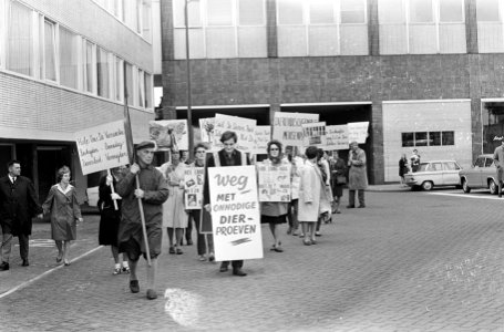 Anti-Vivisectie Demonstratie in Amsterdam. Demonstranten met borden en fotos, Bestanddeelnr 920-7308