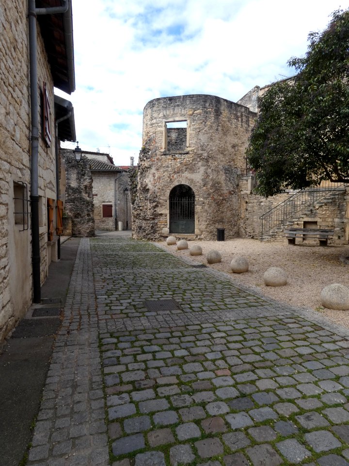 Anse - Rue du Trou du Chien - Vers l'ouest, tour d'enceinte