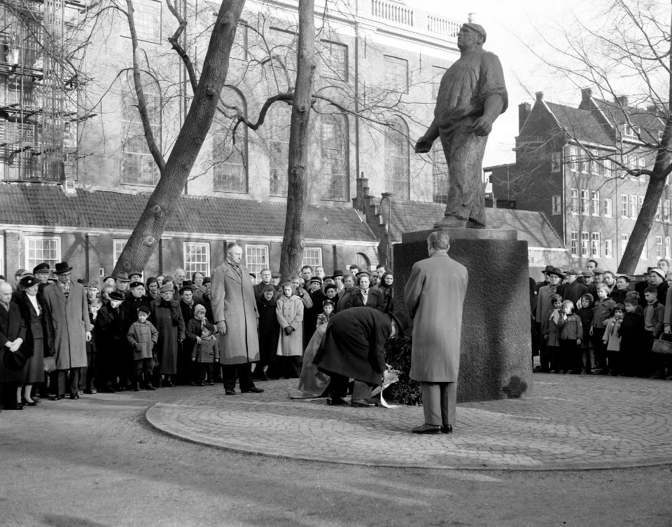 Anne Frank film in Israel, kranslegging bij De Dokwerker Amsterdam, Bestanddeelnr 908-2851