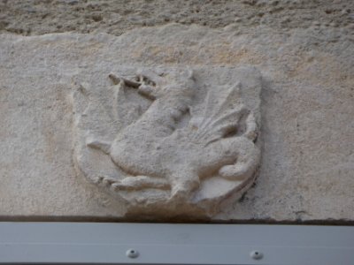 Anse - Château des Tours - Dragon au dessus d'une fenêtre