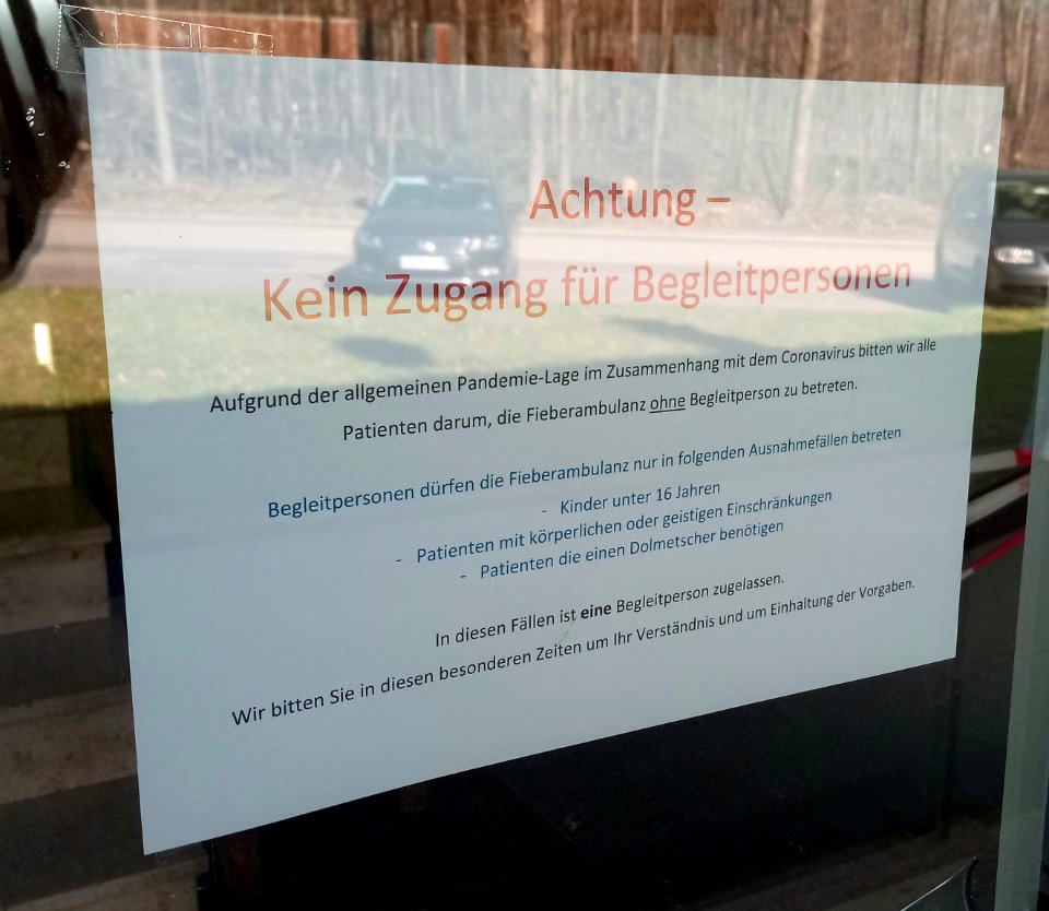 Anschlag an Fieberambulanz Sportheim Waldhausen